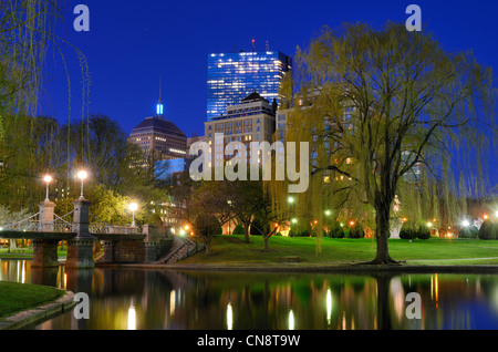 Il ponte sulla laguna e sullo skyline di Boston, Massachusetts dal recinto Boston Public Gardens. Foto Stock
