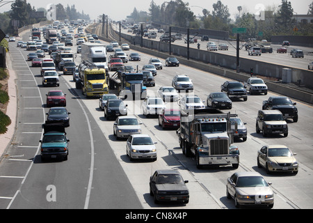 PASADENA, CA, Stati Uniti d'America - 10 Aprile 2012 - traffico di veicoli pesanti in direzione ovest sulla 210 freeway a Pasadena, CA il 10 aprile 2012. Foto Stock