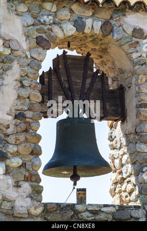 Una torre campanaria nel cimitero presso la missione di San Miguel in California centrale il vino del paese vicino a Paso Robles Foto Stock