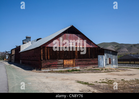 Un vecchio feed e grano concessionari costruzione a San Miguel California Foto Stock