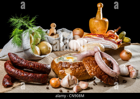 Rural colazione di Pasqua con salsiccia affumicata Foto Stock