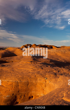 Buche presso il Dance Hall Rock, al tramonto - Grand Staircase-Escalante monumento nazionale, Utah Foto Stock