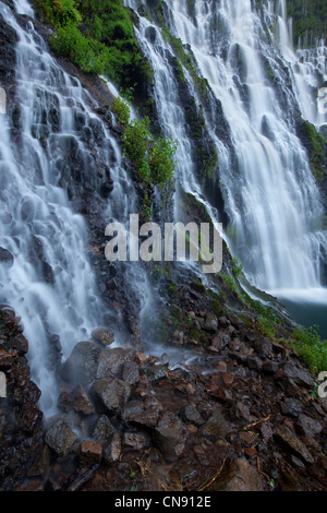 Presto la luce del mattino al McArthur-Burney Falls, Shasta foresta nazionale, CALIFORNIA, STATI UNITI D'AMERICA Foto Stock