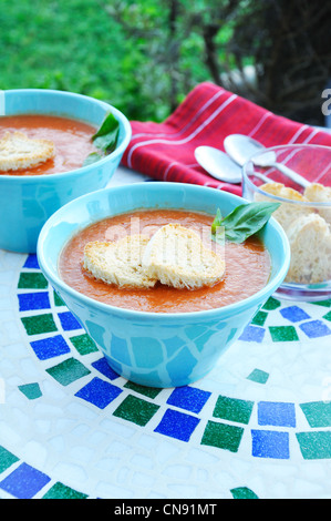 Cremosa zuppa di pomodoro con heart-shaped toast Foto Stock