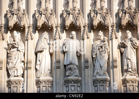 Una statua di Martin Luther King Jr. si erge sopra l'ingresso ovest di Westminster Abbey tra gli altri martiri del XX secolo, Londra Foto Stock