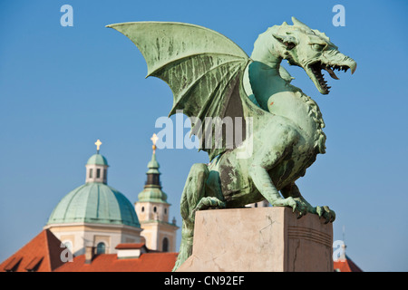 La Slovenia Ljubljana, città capitale della Slovenia, il Drago Bridge e la cattedrale di San Nicolas in background Foto Stock