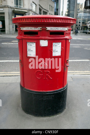 Red Royal Mailbox su strada di Londra Foto Stock