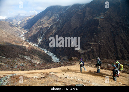 Il trekking sul Sentiero di Gokyo Ri, cercando di Cho Oyu. Foto Stock