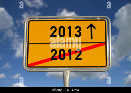 Il tedesco cartello stradale il traffico 2012 e 2013 con cielo blu e nuvole bianche Foto Stock