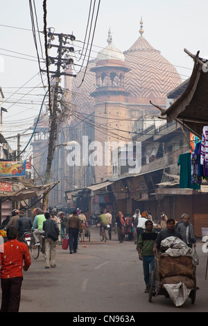 Agra, India. Jama Masjid, la Moschea del Venerdì, costruito 1648, visto da una strada in Kinari Bazar. Foto Stock