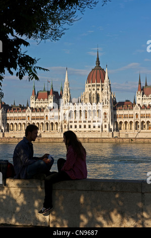 Ungheria, Budapest, elencato come patrimonio mondiale dall UNESCO, il fiume Danubio e il Parlamento si vede dall'altra banca del Foto Stock