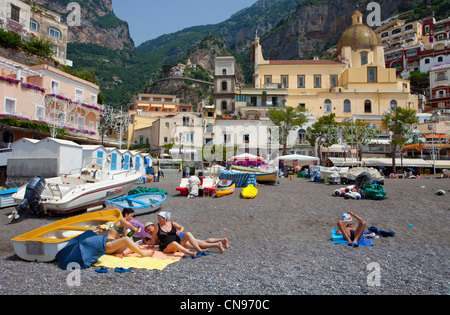Persone presso la spiaggia del villaggio Positano, Costiera Amalfitana, sito Patrimonio Mondiale dell'Unesco, Campania, Italia, mare Mediterraneo, Europa Foto Stock