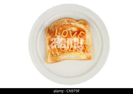 Alfabeto spaghetti su pane tostato su una piastra incantesimi amore toast