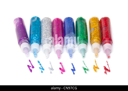 Impostare colorate brillano le penne di colla su sfondo bianco Foto Stock