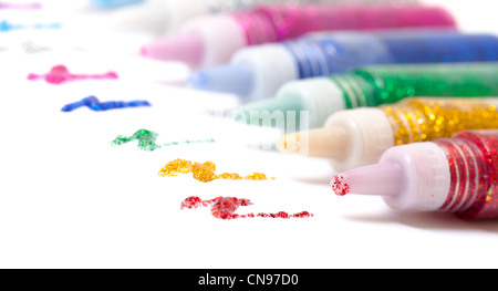 Impostare colorate brillano le penne di colla su sfondo bianco Foto Stock
