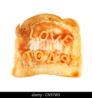 Alfabeto spaghetti su toast imburrato incantesimi amore toast isolata contro bianco