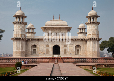 Agra, India. Itimad-ud-Dawlah, Mausoleo di Mirza Ghiyas Beg. La tomba è talvolta denominato "Baby Taj.". Foto Stock