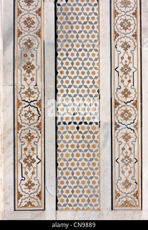 Agra, India. Pietra dura pietra al Itimad-ud-Dawlah, Mausoleo di Mirza Ghiyas Beg. Foto Stock