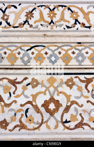 Agra, India. Pietra dura pietra al Itimad-ud-Dawlah, Mausoleo di Mirza Ghiyas Beg. Foto Stock