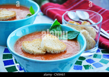 Cremosa zuppa di pomodoro con heart-shaped toast Foto Stock