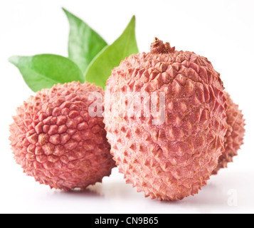 Il Lychee con foglie su uno sfondo bianco. Foto Stock