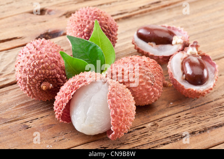 Il Lychee con foglie su un tavolo di legno. Foto Stock