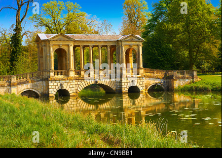 Il ponte palladiano 1774 progettato da James Gibbs sopra il lago in inglese giardini paesaggistici di Stowe House Foto Stock