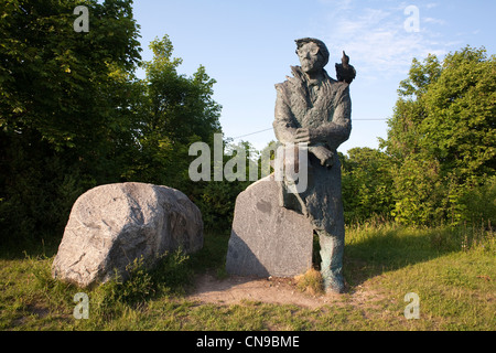 Estonia (Paesi Baltici), Regione Saare, Muhu Island, scultura di Juhan Smuul, scrittore e poeta, seduti di fronte al mare, con un Foto Stock