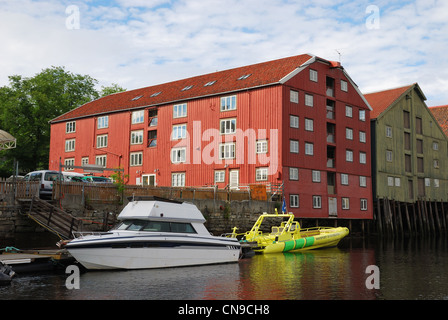 Restaurato magazzini su palafitte sopra il fiume di Trondheim. Foto Stock