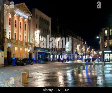 High Street, Inverness, con il Caledonian edificio sulla sinistra, Scozia. Foto Stock