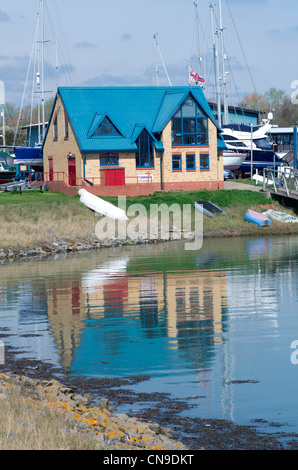 Scialuppa di salvataggio della stazione a Burnham on Crouch Marina Foto Stock