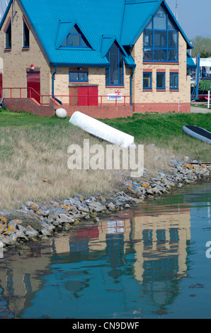 Scialuppa di salvataggio della stazione a Burnham on Crouch Marina Foto Stock