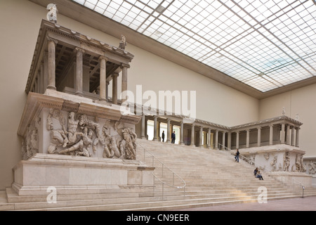 Germania Berlino, il Museo Island, Pergamon Museum (Pergamonmuseum), grande Altare di Pergamo, un monumento religioso risalente al Foto Stock