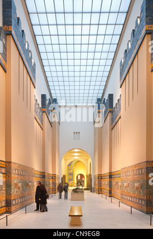 Germania Berlino, il Museo Island, Pergamon Museum (Pergamonmuseum), accesso alla Ishtar Gate, costruita nel 580 A.C. (Neo babilonese Foto Stock