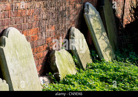 Vecchie lapidi presso il St Leonard chiesa Foto Stock