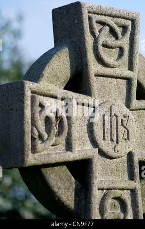 Croce celtica presso il St Leonard chiesa Foto Stock