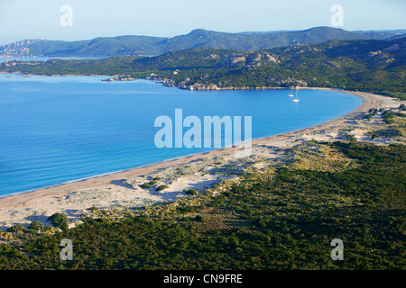 Francia, Corse du Sud, Domaine de Murtoli, Erbaju spaziano dalla roccia e Roccapina Domaine de Murtoli in background Foto Stock