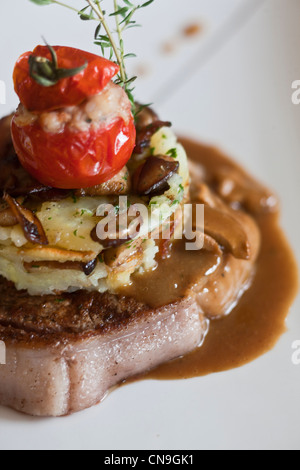 Francia, Cantal, San Clemente, Salers tournedos di manzo con funghi con la sua torta di patate ricetta del Hostellerie Saint Clement Foto Stock