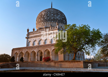 Qutb Shahi tombe vicine Golconda Fort di Hyderabad, Andhra Pradesh in India Foto Stock