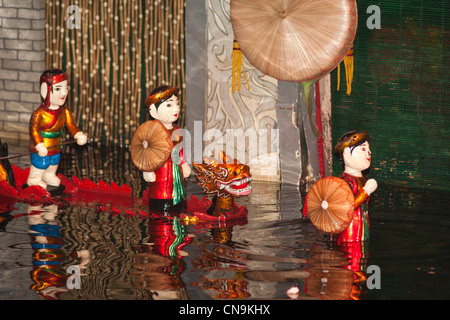 Acqua di burattini di equitazione in un dragon boat, Thang Long acqua Puppet Theatre, Hanoi, Vietnam Foto Stock