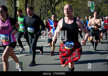 Oltre 10.000 corridori Race Around Central Park a New York per il 10K Scozia eseguire Foto Stock