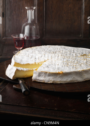 Ruota di Brie sul pannello di legno Foto Stock