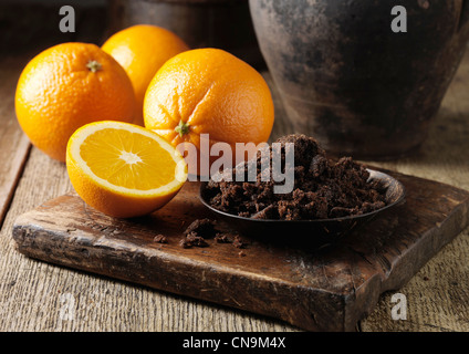 Muscovado lo zucchero e le arance a bordo Foto Stock