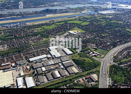 Vista aerea del Beckton Retail Park e del London Industrial Park, Beckton, Londra E6 guardando a sud verso l'aeroporto di London City Foto Stock