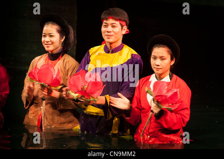 Burattinai durante il curtain call dopo la performance, Thang Long acqua Puppet Theatre, Hanoi, Vietnam Foto Stock