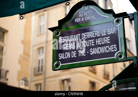 Francia, Parigi Le Marais Quartiere, ristorante Le Petit Fer à Cheval Foto Stock