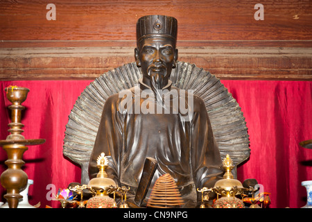 Statua di Chu Van An, il Tempio della Letteratura Van Mieu, Hanoi, Vietnam Foto Stock