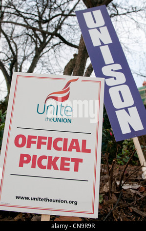 Unire e di Unison picchetti durante l'N30 giorno di azione, Leeds Foto Stock