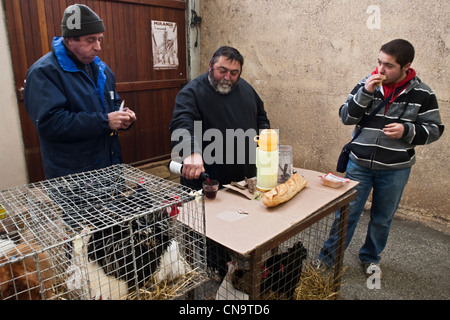 Francia, Gers, Samatan mercato del pollame vivo, produttori di bestiame durante la pausa pranzo Spot Foto Stock