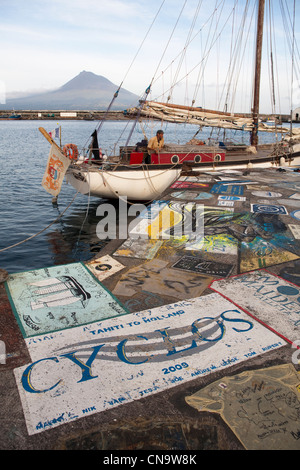 Il Portogallo, isole Azzorre, l'isola di Faial, Horta, ancoraggio di una barca a vela nella marina con sullo sfondo il vulcano di Pico Foto Stock